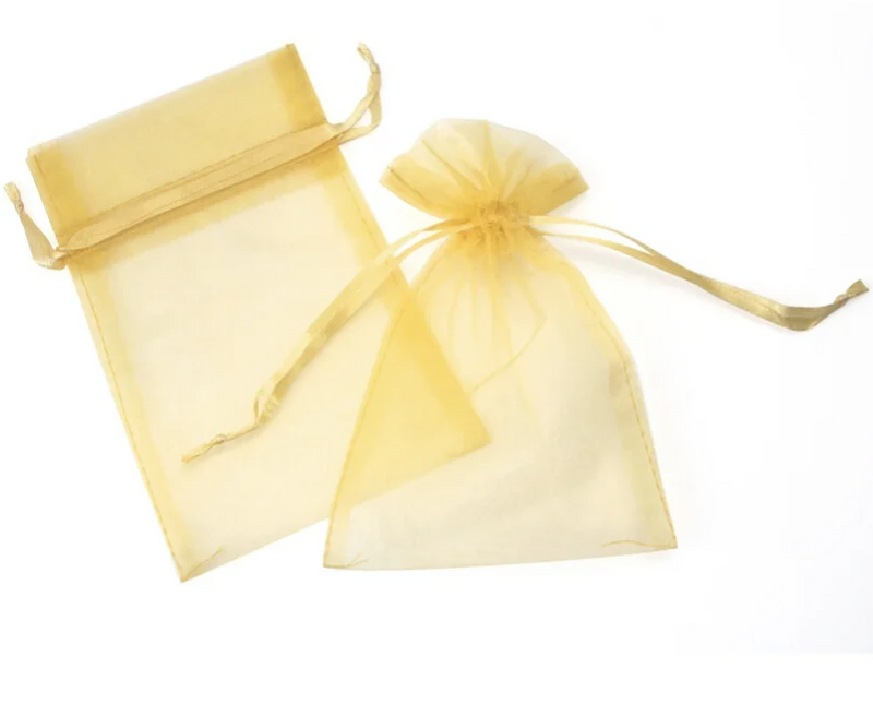 Edelstalen oorbel met ovale kristallen hanger - goud verpakt in organza zakje en luxe cadeauverpakking