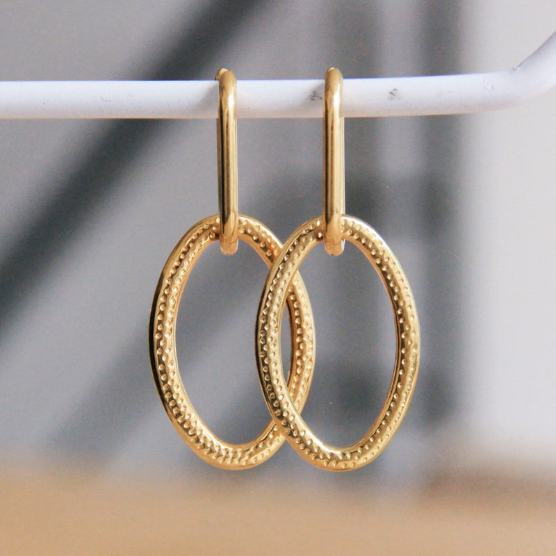 Ovale oorbel met uitgesneden ovale ring – goud verpakt in organza zakje en luxe cadeauverpakking