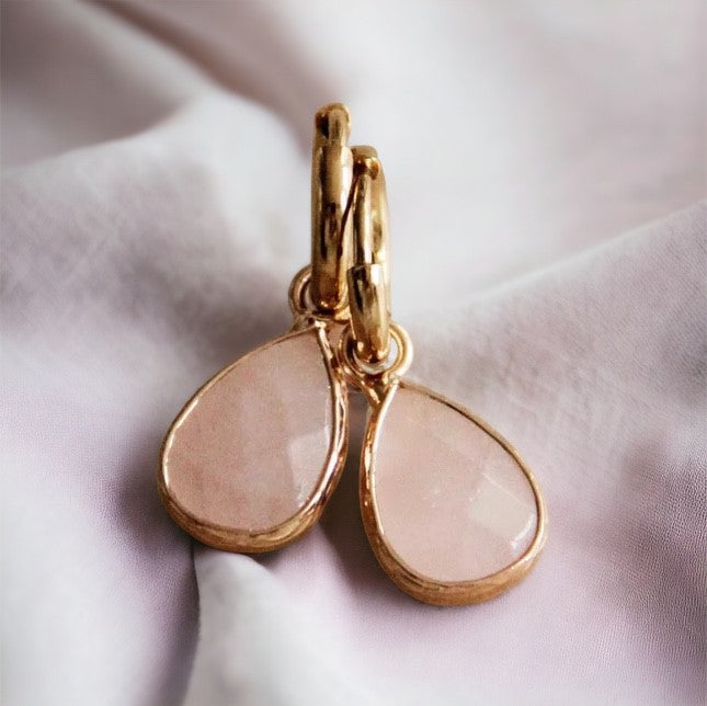RVS creolen met druppelvormige natuursteen - goud/roze verpakt in organza zakje en luxe cadeauverpakking